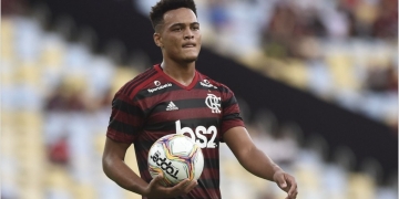 Flamengo encaminha empréstimo de Rodrigo Muniz, promessa da base, para o Coritiba