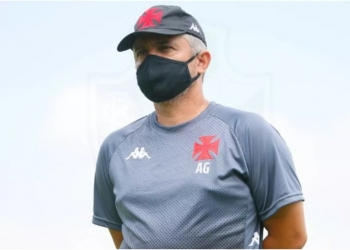 Para encarar o Flamengo, Vasco treina com 3 zagueiros e prepara tática para vencer o jogo