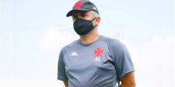 Para encarar o Flamengo, Vasco treina com 3 zagueiros e prepara tática para vencer o jogo