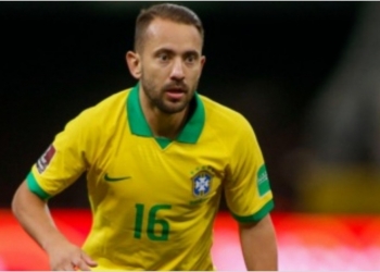 Éverton Ribeiro dá show na goleada sobre a Bolívia e é exaltado pela torcida e até por rivais