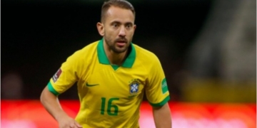 Éverton Ribeiro dá show na goleada sobre a Bolívia e é exaltado pela torcida e até por rivais