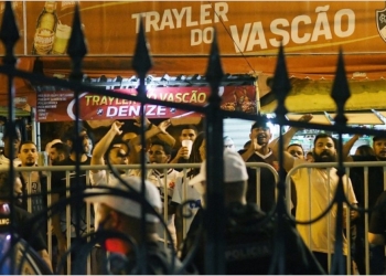 Vasco é humilhado pelo Flamengo no São Januário e torcedores realizam protesto: ‘Queremos jogador’