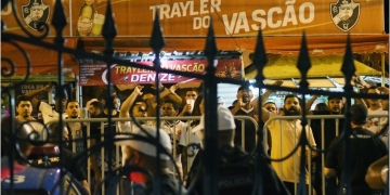 Vasco é humilhado pelo Flamengo no São Januário e torcedores realizam protesto: ‘Queremos jogador’