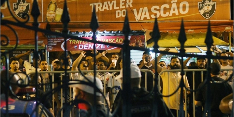 Vasco é humilhado pelo Flamengo no São Januário e torcedores realizam protesto: ‘Queremos jogador’