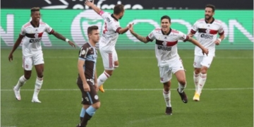 Flamengo goleia Corinthians por 5 a 1, mas perde a liderança do Brasileirão para o Inter