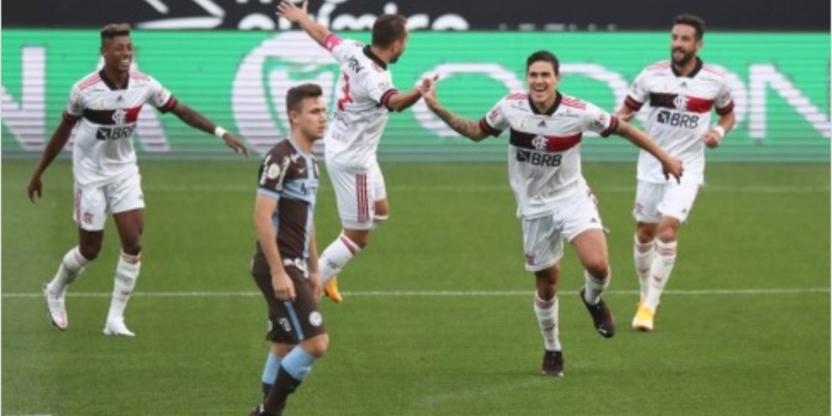 Flamengo goleia Corinthians por 5 a 1, mas perde a liderança do Brasileirão para o Inter