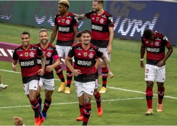 Bola fora: torcida do Flamengo protesta e SBT finalmente resolve problema na transmissão