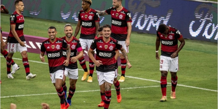 Bola fora: torcida do Flamengo protesta e SBT finalmente resolve problema na transmissão