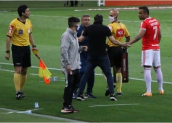 Dome discute com técnico do Internacional durante partida do Flamengo e clima esquenta no Beira-Rio