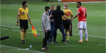 Dome discute com técnico do Internacional durante partida do Flamengo e clima esquenta no Beira-Rio