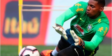 Hugo Souza, goleiro do Flamengo, é considerado o melhor goleiro do mundo nesta semana