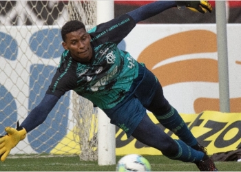 Hugo Souza dá show no Flamengo e torcedores mandam recado para o Real Madrid: ‘Tira o olho’
