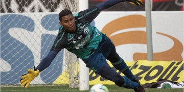 Hugo Souza dá show no Flamengo e torcedores mandam recado para o Real Madrid: ‘Tira o olho’