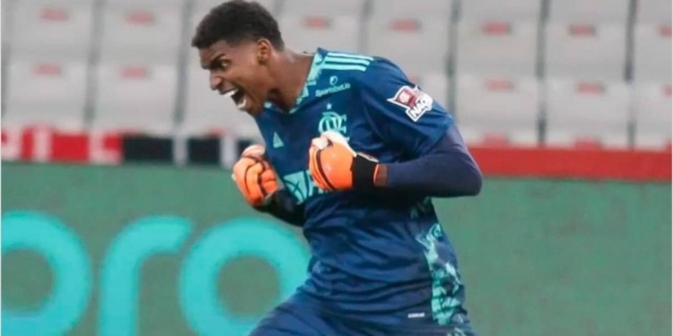 Hugo Souza, goleiro do Flamengo, diz que tem Rogério Ceni como sua inspiração nas cobranças de falta