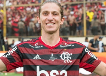 Filipe Luis, do Flamengo, é apontado como o melhor jogador de outubro