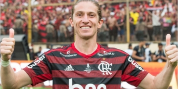 Filipe Luis, do Flamengo, é apontado como o melhor jogador de outubro