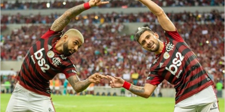 Gabigol e Arrascaeta já treinam em campo e poderão jogar contra o Atlético-MG