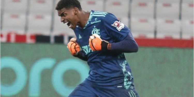 Hugo Souza demonstra interesse em continuar no Flamengo; goleiro já encaminhou renovação