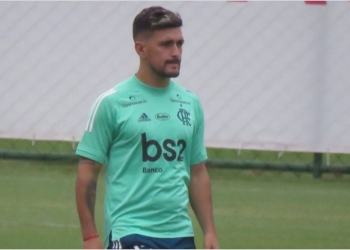 Arrascaeta fica de fora no treino com elenco do Flamengo e é dúvida no jogo contra o Atlético-MG