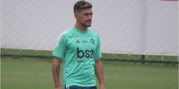 Arrascaeta fica de fora no treino com elenco do Flamengo e é dúvida no jogo contra o Atlético-MG
