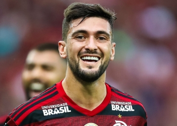 Arrascaeta sente novas dores e Flamengo fixa possível data para a volta do craque