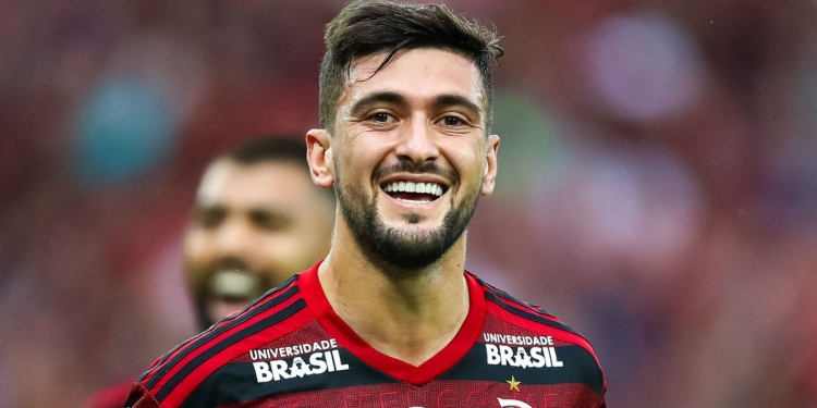 Arrascaeta sente novas dores e Flamengo fixa possível data para a volta do craque