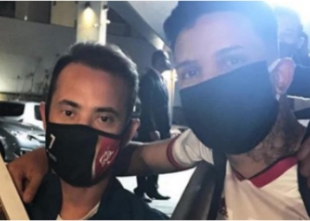 Flamengo chega em BH para jogar contra o Atlético-MG e Éverton Ribeiro ganha presente de fã
