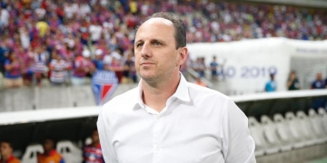 Flamenguistas se manifestam e pedem Rogério Ceni no Flamengo