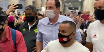 Vídeo: Rogério Ceni chega ao Rio de Janeiro, ele assinará com o Flamengo para ser o novo técnico