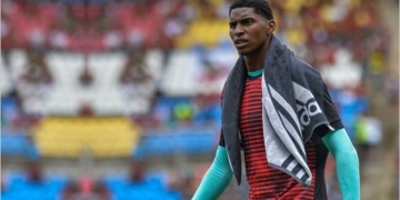 Hugo Souza, goleiro do Flamengo, se inspira em Rogério Ceni e até treina faltas