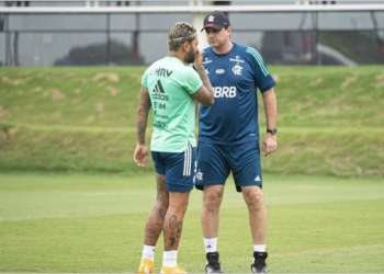 Vídeo mostra Rogério Ceni treinando o Flamengo e até participando com os jogadores