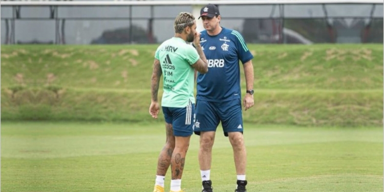 Vídeo mostra Rogério Ceni treinando o Flamengo e até participando com os jogadores