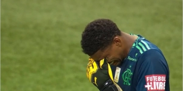 Não foi a primeira vez que Hugo Souza cometeu um erro como o do jogo contra o São Paulo