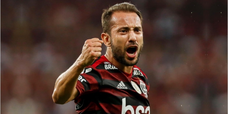 Jogador do Flamengo assume o lugar de Neymar na Seleção Brasileira e entra em campo hoje