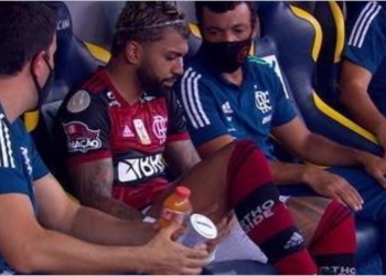 Gabigol sai de campo com dores e é mais um problema no Flamengo; Ceni não sabe quem escalar