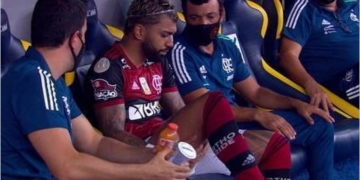 Gabigol sai de campo com dores e é mais um problema no Flamengo; Ceni não sabe quem escalar