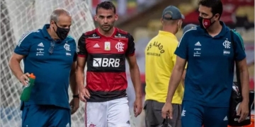 Com suspeita de lesão, Thiago Maia deve desfalcar o Flamengo no jogo contra o São Paulo