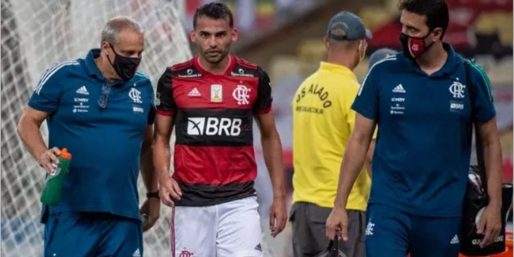 Com suspeita de lesão, Thiago Maia deve desfalcar o Flamengo no jogo contra o São Paulo