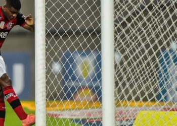 Lincoln é humilhado pela torcida após perder gol ‘sem goleiro’ contra o Atlético-GO