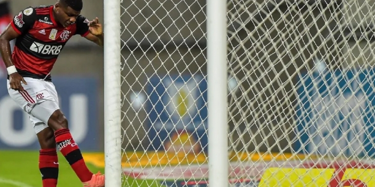 Lincoln é humilhado pela torcida após perder gol ‘sem goleiro’ contra o Atlético-GO