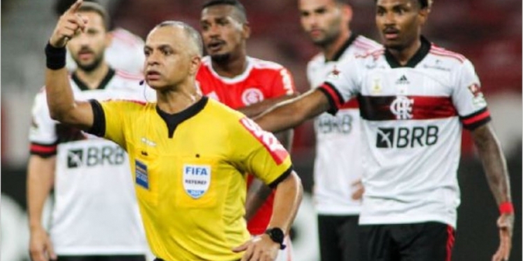 Flamengo pede a CBF que troque os árbitros da partida contra o São Paulo pela Copa do Brasil
