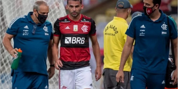 Thiago Maia pode ficar fora do Flamengo por seis meses devido a uma lesão de ligamento