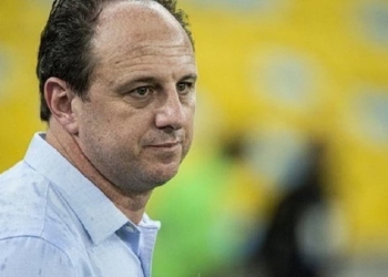De lanterna na mão, Ceni é flagrado trabalhando durante a madrugada no CT do Flamengo; treinador está morando no Ninho do Urubu