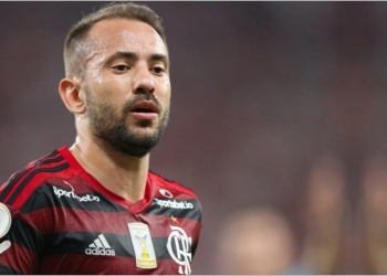 Flamengo deve fretar jatinho para trazer Everton Ribeiro para jogo contra o São Paulo