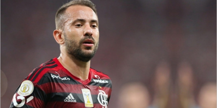 Flamengo deve fretar jatinho para trazer Everton Ribeiro para jogo contra o São Paulo