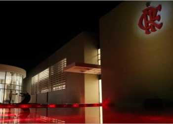 Jogadores do Flamengo são flagrados em festa durante a madrugada à véspera de importante jogo