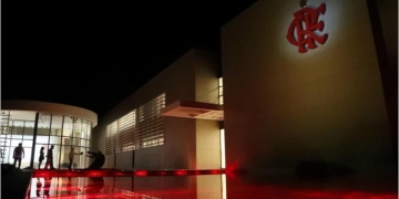 Jogadores do Flamengo são flagrados em festa durante a madrugada à véspera de importante jogo