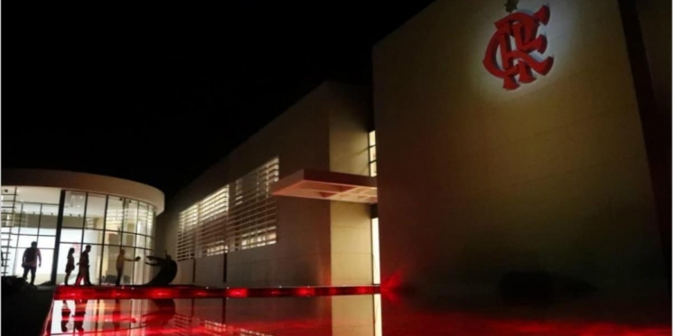 Jogadores do Flamengo são flagrados em festa durante a madrugada à véspera de importante jogo
