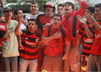 Revoltados, torcedores do Flamengo questionam Hugo Souza e Lincoln por noitada antes do jogo