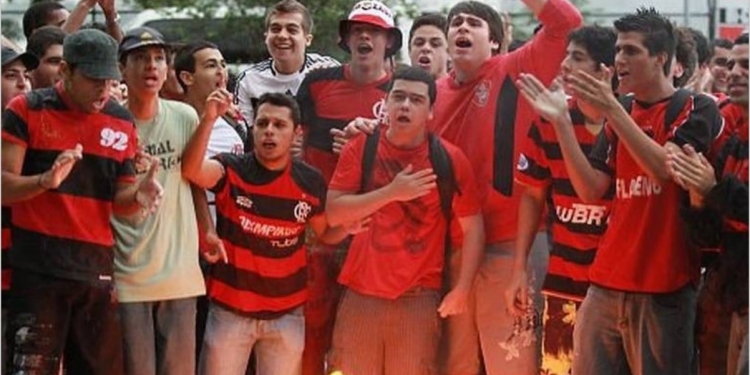 Revoltados, torcedores do Flamengo questionam Hugo Souza e Lincoln por noitada antes do jogo